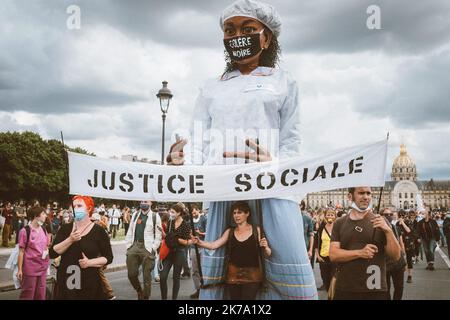 - Olivier Donnars / le Pictorium / MAXPPP - Olivier Donnars / le Pictorium - 16/06/2020 - France / Ile-de-France / Paris - Comme partout en France, plusieurs milliers de médecins, Les aides-soignants et les infirmeurs ont manifesté entre le Ministere de la Sante et l'esplanades des Invalides pour rappeler le gouvernement a ses messages sur l'hôpital, en plein 'Segur de la sante'. / 16/06/2020 - France / Ile-de-France (région) / Paris - Paris, le 16 juin 2020. Comme partout en France, plusieurs milliers de médecins, infirmières et infirmiers ont manifesté entre le ministère de la Santé et les Invalides espl Banque D'Images