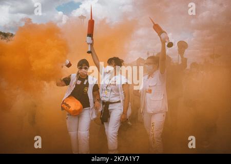 - Olivier Donnars / le Pictorium / MAXPPP - Olivier Donnars / le Pictorium - 16/06/2020 - France / Ile-de-France / Paris - Comme partout en France, plusieurs milliers de médecins, Les aides-soignants et les infirmeurs ont manifesté entre le Ministere de la Sante et l'esplanades des Invalides pour rappeler le gouvernement a ses messages sur l'hôpital, en plein 'Segur de la sante'. / 16/06/2020 - France / Ile-de-France (région) / Paris - Paris, le 16 juin 2020. Comme partout en France, plusieurs milliers de médecins, infirmières et infirmiers ont manifesté entre le ministère de la Santé et les Invalides espl Banque D'Images