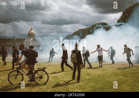 - Olivier Donnars / le Pictorium / MAXPPP - Olivier Donnars / le Pictorium - 16/06/2020 - France / Ile-de-France / Paris - Comme partout en France, plusieurs milliers de médecins, Les aides-soignants et les infirmeurs ont manifesté entre le Ministere de la Sante et l'esplanades des Invalides pour rappeler le gouvernement a ses messages sur l'hôpital, en plein 'Segur de la sante'. / 16/06/2020 - France / Ile-de-France (région) / Paris - Paris, le 16 juin 2020. Comme partout en France, plusieurs milliers de médecins, infirmières et infirmiers ont manifesté entre le ministère de la Santé et les Invalides espl Banque D'Images