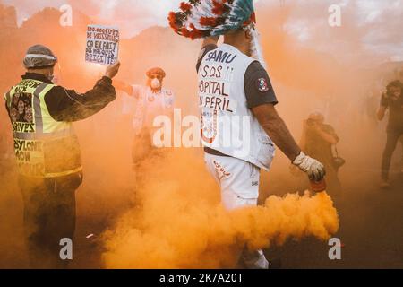 - Olivier Donnars / le Pictorium / MAXPPP - Olivier Donnars / le Pictorium - 16/06/2020 - France / Ile-de-France / Paris - Comme partout en France, plusieurs milliers de médecins, Les aides-soignants et les infirmeurs ont manifesté entre le Ministere de la Sante et l'esplanades des Invalides pour rappeler le gouvernement a ses messages sur l'hôpital, en plein 'Segur de la sante'. / 16/06/2020 - France / Ile-de-France (région) / Paris - Paris, le 16 juin 2020. Comme partout en France, plusieurs milliers de médecins, infirmières et infirmiers ont manifesté entre le ministère de la Santé et les Invalides espl Banque D'Images