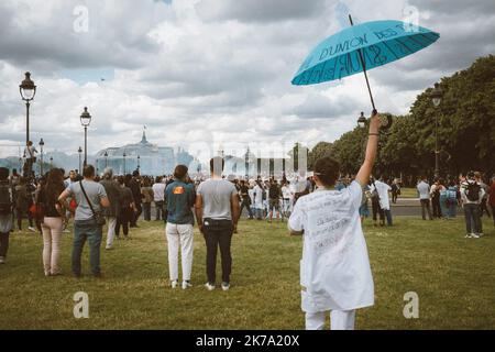 - Olivier Donnars / le Pictorium / MAXPPP - Olivier Donnars / le Pictorium - 16/06/2020 - France / Ile-de-France / Paris - Comme partout en France, plusieurs milliers de médecins, Les aides-soignants et les infirmeurs ont manifesté entre le Ministere de la Sante et l'esplanades des Invalides pour rappeler le gouvernement a ses messages sur l'hôpital, en plein 'Segur de la sante'. / 16/06/2020 - France / Ile-de-France (région) / Paris - Paris, le 16 juin 2020. Comme partout en France, plusieurs milliers de médecins, infirmières et infirmiers ont manifesté entre le ministère de la Santé et les Invalides espl Banque D'Images