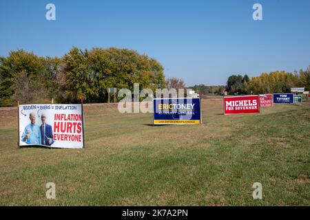 Osceola, Wisconsin. Le cour politique républicaine signe une publicité pour les mi-mandat avec l'inflation fait mal à tout le monde signe au premier plan. Banque D'Images