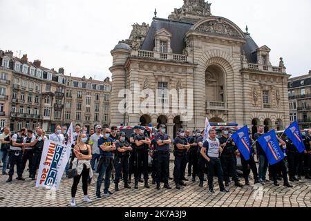 Manifestation policière à BordeauxÂ©PHOTOPQR/VOIX DU NORD/PASCAL BONNIERE ; 26/06/2020 ; LILLE 26.06.2020 manifestation de police dévant la porte de Paris de Lille .PHOTO PASCAL BONNIERE / LA VOIX DU NORD - 2020/06/26. Manifestation de la police devant la porte de Paris de Lille Banque D'Images