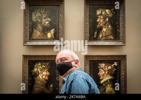 / 06/07/2020 - France / Ile-de-France (région) / Paris - Paris, 6 juillet 2020. Trois mois et demi après sa fermeture en raison d'une crise sanitaire, le Musée du Louvre ouvre de nouveau ses portes au public... masqué. Banque D'Images