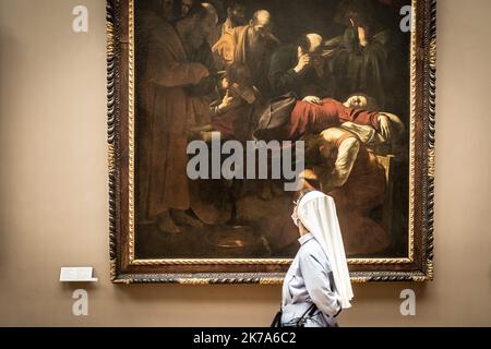 / 06/07/2020 - France / Ile-de-France (région) / Paris - Paris, 6 juillet 2020. Trois mois et demi après sa fermeture en raison d'une crise sanitaire, le Musée du Louvre ouvre de nouveau ses portes au public... masqué. Banque D'Images