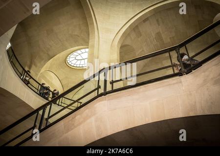 / 06/07/2020 - France / Ile-de-France (région) / Paris - Paris, 6 juillet 2020. Trois mois et demi après sa fermeture en raison d'une crise sanitaire, le Musée du Louvre ouvre de nouveau ses portes au public... masqué. Banque D'Images