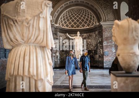 / 06/07/2020 - France / Ile-de-France (région) / Paris - Paris, 6 juillet 2020. Trois mois et demi après sa fermeture en raison d'une crise sanitaire, le Musée du Louvre ouvre de nouveau ses portes au public... masqué. Banque D'Images