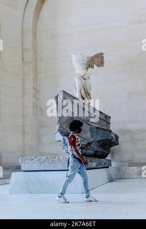 Le Musée du Louvre a accueilli les visiteurs avec parcimonie après la pandémie de Covid-19. Les visiteurs doivent s'inscrire à l'avance sur Internet et arriver à un créneau horaire spécifique. Banque D'Images