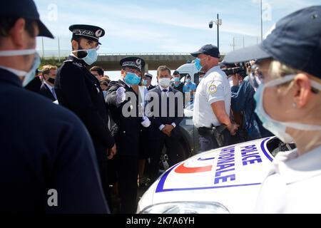 Le ministre français de l'intérieur Gerald Darmanin lors de sa visite à Calais sur 12 juillet 2020. Banque D'Images