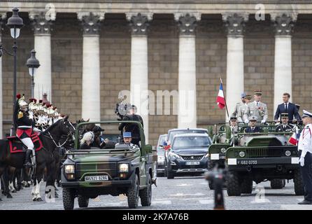 Le président français Emmanuel Macron et le chef d'état-major de la Défense, le général François Lecointre, se tiennent dans la voiture de commandement ( en face de l'Assemblée nationale française ) alors qu'ils examinent les troupes avant la cérémonie militaire annuelle du 14 juillet sur la place de la Concorde à Paris, sur 14 juillet 2020. Banque D'Images