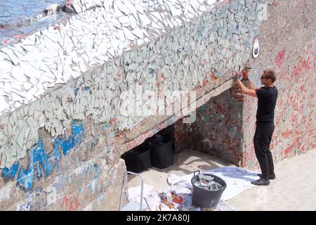 Artiste Anonyme démonte son célèbre blockhaus miroir sur la plage dans le village côtier de Leffrinckoucke, dans le nord de la France, près de Dunkerque sur 18 juillet 2020 Banque D'Images