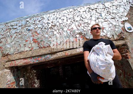 Artiste Anonyme démonte son célèbre blockhaus miroir sur la plage dans le village côtier de Leffrinckoucke, dans le nord de la France, près de Dunkerque sur 18 juillet 2020 Banque D'Images