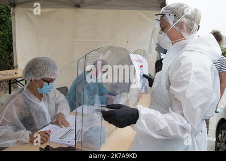 ©PHOTOPQR/OUEST FRANCE/QUEMENER YVES-MARIE ; Quiberon ; 24/07/2020 ; mise en place d'un Drive Test et premières personnes mises à l'essai. La ville de Quiberon (Morbihan) compte sorties un « cluster » après la sortie de quatre cas positionnements dans l’entourage d’un premier cas confirmé dimande 19 juillet 2020. Le port du masque est obligatoire à Quiberon par arrêté municipal sur l'axe principal commerçant de la ville, la rue de Verdun et le front de mer en direction de la gare maritime. Photo Yves-marie Quemener / Ouest-France - Quiberon, France, juillet 24th 2020 - grappe Covid-19 - centre pandémique Banque D'Images