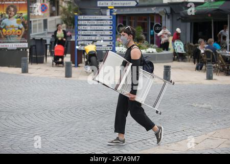 ©PHOTOPQR/OUEST FRANCE/QUEMENER YVES-MARIE ; Quiberon ; 24/07/2020 ; la ville de Quiberon (Morbihan) compte déjà un « cluster » après la sortie de quatre cas positionnements dans l’entourage d’un cas confirmé 19 juillet 2020. Le port du masque est obligatoire à Quiberon par arrêté municipal sur l'axe principal commerçant de la ville, la rue de Verdun et le front de mer en direction de la gare maritime. Photo Yves-marie Quemener / Ouest-France - Quiberon, France, juillet 24th 2020 - grappe Covid-19 - centre pandémique - à Quiberon, une ville bretonne française Banque D'Images