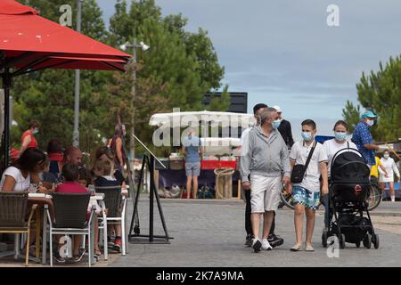 ©PHOTOPQR/OUEST FRANCE/QUEMENER YVES-MARIE ; Quiberon ; 24/07/2020 ; mise en place d'un Drive Test et premières personnes mises à l'essai. La ville de Quiberon (Morbihan) compte sorties un « cluster » après la sortie de quatre cas positionnements dans l’entourage d’un premier cas confirmé dimande 19 juillet 2020. Le port du masque est obligatoire à Quiberon par arrêté municipal sur l'axe principal commerçant de la ville, la rue de Verdun et le front de mer en direction de la gare maritime. Photo Yves-marie Quemener / Ouest-France - Quiberon, France, juillet 24th 2020 - grappe Covid-19 - centre pandémique Banque D'Images