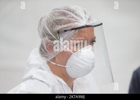 ©PHOTOPQR/OUEST FRANCE/QUEMENER YVES-MARIE ; Quiberon ; 24/07/2020 ; mise en place d'un Drive Test et premières personnes mises à l'essai. La ville de Quiberon (Morbihan) compte sorties un « cluster » après la sortie de quatre cas positionnements dans l’entourage d’un premier cas confirmé dimande 19 juillet 2020. Le port du masque est obligatoire à Quiberon par arrêté municipal sur l'axe principal commerçant de la ville, la rue de Verdun et le front de mer en direction de la gare maritime. Photo Yves-marie Quemener / Ouest-France - Quiberon, France, juillet 24th 2020 - grappe Covid-19 - centre pandémique Banque D'Images