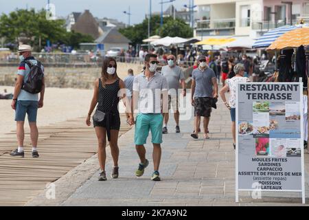 ©PHOTOPQR/OUEST FRANCE/QUEMENER YVES-MARIE ; Quiberon ; 24/07/2020 ; mise en place d'un Drive Test et premières personnes mises à l'essai. La ville de Quiberon (Morbihan) compte sorties un « cluster » après la sortie de quatre cas positionnements dans l’entourage d’un premier cas confirmé dimande 19 juillet 2020. Le port du masque est obligatoire à Quiberon par arrêté municipal sur l'axe principal commerçant de la ville, la rue de Verdun et le front de mer en direction de la gare maritime. Photo Yves-marie Quemener / Ouest-France - Quiberon, France, juillet 24th 2020 - grappe Covid-19 - centre pandémique Banque D'Images