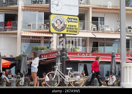 ©PHOTOPQR/OUEST FRANCE/QUEMENER YVES-MARIE ; Quiberon ; 24/07/2020 ; mise en place d'un Drive Test et premières personnes mises à l'essai. La ville de Quiberon (Morbihan) compte sorties un « cluster » après la sortie de quatre cas positionnements dans l’entourage d’un premier cas confirmé dimande 19 juillet 2020. Le port du masque est obligatoire à Quiberon par arrêté municipal sur l'axe principal commerçant de la ville, la rue de Verdun et le front de mer en direction de la gare maritime. Photo Yves-marie Quemener / Ouest-France - Quiberon, France, juillet 24th 2020 - grappe Covid-19 - centre pandémique Banque D'Images