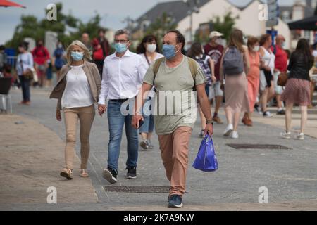 ©PHOTOPQR/OUEST FRANCE/QUEMENER YVES-MARIE ; Quiberon ; 24/07/2020 ; la ville de Quiberon (Morbihan) compte déjà un « cluster » après la sortie de quatre cas positionnements dans l’entourage d’un cas confirmé 19 juillet 2020. Le port du masque est obligatoire à Quiberon par arrêté municipal sur l'axe principal commerçant de la ville, la rue de Verdun et le front de mer en direction de la gare maritime. Photo Yves-marie Quemener / Ouest-France - Quiberon, France, juillet 24th 2020 - grappe Covid-19 - centre pandémique - à Quiberon, une ville bretonne française Banque D'Images