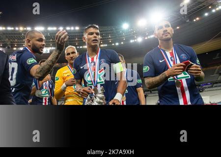 Aurélien Morissard / IP3; les joueurs de Paris Saint Germain célèbrent avec le trophée sur le podium après avoir remporté le match final de football coupe de France entre Paris Saint Germain (PSG) et COMME Saint Etienne, à Saint-Denis près de Paris, France, le 24 juillet 2020. Banque D'Images