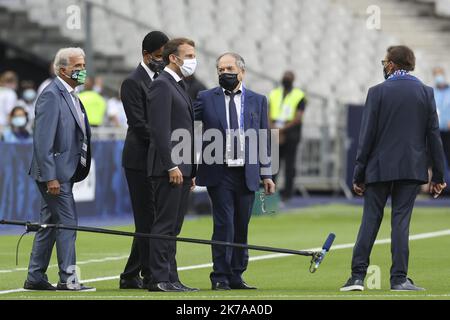 ©Sébastien Muylaert/MAXPPP - Président de la République française Emmanuel MACRON et Président de la Fédération française Noel le Graet lors du match final de la coupe française entre Paris Saint Germain et Saint Etienne au Stade de France, à Paris, France. 24.07.2020 finale du coupe de France football au Stade de France entre PSG et Saint Etienne. L'accès au stade n'a été autorisé que pour 5 000 spectateurs. Banque D'Images