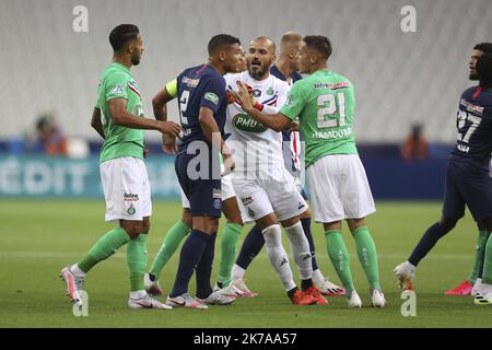 ©Sébastien Muylaert/MAXPPP - Thiago SILVA de Paris Saint Germain arfues avec Jessy MOULIN de Saint Etienne ans Denis BOUANGA de Saint Etienne lors du match de finale de football de la coupe française entre Paris Saint Germain et Saint Etienne au Stade de France, à Paris, France. 24.07.2020 finale du coupe de France football au Stade de France entre PSG et Saint Etienne. L'accès au stade n'a été autorisé que pour 5 000 spectateurs. Banque D'Images