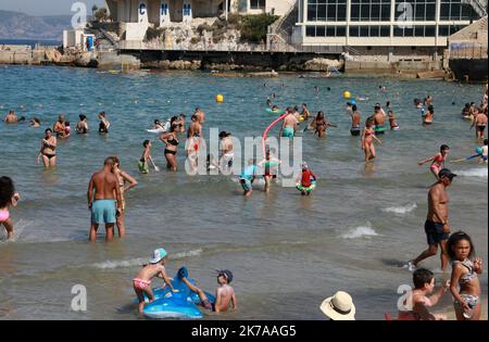 ©PHOTOPQR/LA PROVENCE/VALERIE VREL ; Marseille ; 26/07/2020 ; illustrations sur la présentation de la plage des Catalans, en plein de coeur de la ville de Marseille, une poche du mois de juillet 2020. - Marseille, France, juillet 26th 2020 - les gens apprécient les vacances ou le dimanche sur la plage Banque D'Images