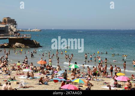 ©PHOTOPQR/LA PROVENCE/VALERIE VREL ; Marseille ; 26/07/2020 ; illustrations sur la présentation de la plage des Catalans, en plein de coeur de la ville de Marseille, une poche du mois de juillet 2020. - Marseille, France, juillet 26th 2020 - les gens apprécient les vacances ou le dimanche sur la plage Banque D'Images