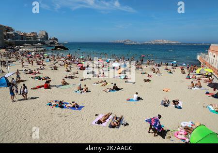 ©PHOTOPQR/LA PROVENCE/VALERIE VREL ; Marseille ; 26/07/2020 ; illustrations sur la présentation de la plage des Catalans, en plein de coeur de la ville de Marseille, une poche du mois de juillet 2020. - Marseille, France, juillet 26th 2020 - les gens apprécient les vacances ou le dimanche sur la plage Banque D'Images