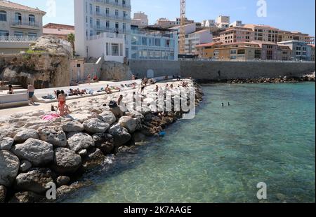 ©PHOTOPQR/LA PROVENCE/VALERIE VREL ; Marseille ; 26/07/2020 ; illustrations sur la présentation de la plage des Catalans, en plein de coeur de la ville de Marseille, une poche du mois de juillet 2020. - Marseille, France, juillet 26th 2020 - les gens apprécient les vacances ou le dimanche sur la plage Banque D'Images