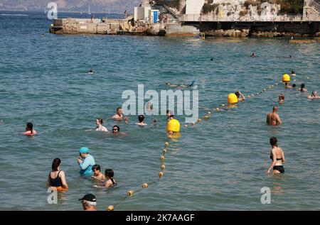 ©PHOTOPQR/LA PROVENCE/VALERIE VREL ; Marseille ; 26/07/2020 ; illustrations sur la présentation de la plage des Catalans, en plein de coeur de la ville de Marseille, une poche du mois de juillet 2020. - Marseille, France, juillet 26th 2020 - les gens apprécient les vacances ou le dimanche sur la plage Banque D'Images