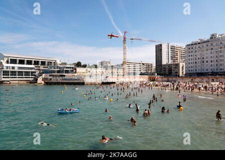 ©PHOTOPQR/LA PROVENCE/VALERIE VREL ; Marseille ; 26/07/2020 ; illustrations sur la présentation de la plage des Catalans, en plein de coeur de la ville de Marseille, une poche du mois de juillet 2020. - Marseille, France, juillet 26th 2020 - les gens apprécient les vacances ou le dimanche sur la plage Banque D'Images