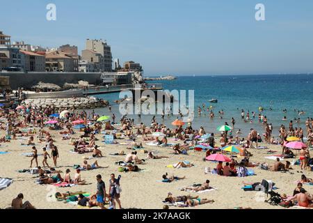 ©PHOTOPQR/LA PROVENCE/VALERIE VREL ; Marseille ; 26/07/2020 ; illustrations sur la présentation de la plage des Catalans, en plein de coeur de la ville de Marseille, une poche du mois de juillet 2020. - Marseille, France, juillet 26th 2020 - les gens apprécient les vacances ou le dimanche sur la plage Banque D'Images