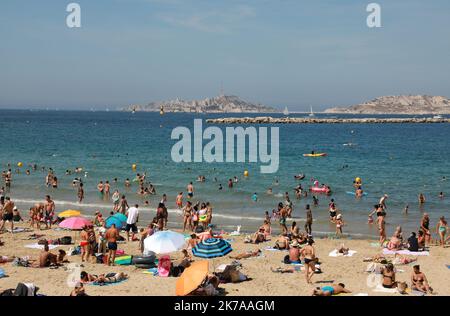 ©PHOTOPQR/LA PROVENCE/VALERIE VREL ; Marseille ; 26/07/2020 ; illustrations sur la présentation de la plage des Catalans, en plein de coeur de la ville de Marseille, une poche du mois de juillet 2020. - Marseille, France, juillet 26th 2020 - les gens apprécient les vacances ou le dimanche sur la plage Banque D'Images