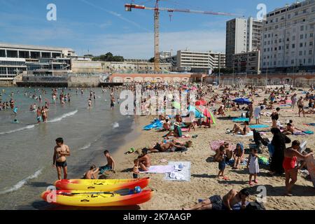 ©PHOTOPQR/LA PROVENCE/VALERIE VREL ; Marseille ; 26/07/2020 ; illustrations sur la présentation de la plage des Catalans, en plein de coeur de la ville de Marseille, une poche du mois de juillet 2020. - Marseille, France, juillet 26th 2020 - les gens apprécient les vacances ou le dimanche sur la plage Banque D'Images