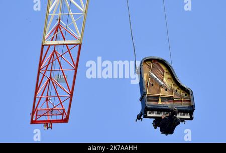 ©PHOTOPQR/Ouest FRANCE/jérôme fouquet ; NANTES ; 26/07/2020 ; Loire Atlantique. Concert et performance du pianiste suisse Alain Roche, au coeur d'un canal en construction dans le quartier Malakoff à Nantes. l'artiste a joué du piano à queue suspend du à la verticale à une grue. - Nantes, France, juillet 26th 2020 - concert et représentation du pianiste suisse Alain Roche, au coeur d'un chantier de construction dans le quartier de Malakoff à Nantes. l'artiste joue un piano à queue suspendu verticalement à une grue. Banque D'Images