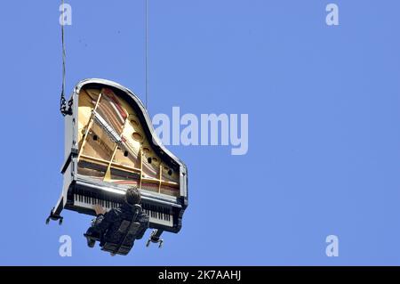 ©PHOTOPQR/Ouest FRANCE/jérôme fouquet ; NANTES ; 26/07/2020 ; Loire Atlantique. Concert et performance du pianiste suisse Alain Roche, au coeur d'un canal en construction dans le quartier Malakoff à Nantes. l'artiste a joué du piano à queue suspend du à la verticale à une grue. - Nantes, France, juillet 26th 2020 - concert et représentation du pianiste suisse Alain Roche, au coeur d'un chantier de construction dans le quartier de Malakoff à Nantes. l'artiste joue un piano à queue suspendu verticalement à une grue. Banque D'Images