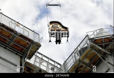 ©PHOTOPQR/Ouest FRANCE/jérôme fouquet ; NANTES ; 26/07/2020 ; Loire Atlantique. Concert et performance du pianiste suisse Alain Roche, au coeur d'un canal en construction dans le quartier Malakoff à Nantes. l'artiste a joué du piano à queue suspend du à la verticale à une grue. - Nantes, France, juillet 26th 2020 - concert et représentation du pianiste suisse Alain Roche, au coeur d'un chantier de construction dans le quartier de Malakoff à Nantes. l'artiste joue un piano à queue suspendu verticalement à une grue. Banque D'Images