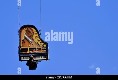 ©PHOTOPQR/Ouest FRANCE/jérôme fouquet ; NANTES ; 26/07/2020 ; Loire Atlantique. Concert et performance du pianiste suisse Alain Roche, au coeur d'un canal en construction dans le quartier Malakoff à Nantes. l'artiste a joué du piano à queue suspend du à la verticale à une grue. - Nantes, France, juillet 26th 2020 - concert et représentation du pianiste suisse Alain Roche, au coeur d'un chantier de construction dans le quartier de Malakoff à Nantes. l'artiste joue un piano à queue suspendu verticalement à une grue. Banque D'Images