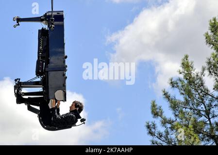 ©PHOTOPQR/Ouest FRANCE/jérôme fouquet ; NANTES ; 26/07/2020 ; Loire Atlantique. Concert et performance du pianiste suisse Alain Roche, au coeur d'un canal en construction dans le quartier Malakoff à Nantes. l'artiste a joué du piano à queue suspend du à la verticale à une grue. - Nantes, France, juillet 26th 2020 - concert et représentation du pianiste suisse Alain Roche, au coeur d'un chantier de construction dans le quartier de Malakoff à Nantes. l'artiste joue un piano à queue suspendu verticalement à une grue. Banque D'Images