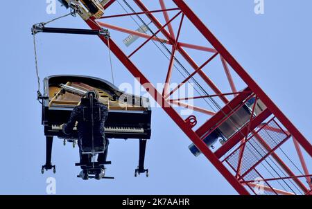 ©PHOTOPQR/Ouest FRANCE/jérôme fouquet ; NANTES ; 26/07/2020 ; Loire Atlantique. Concert et performance du pianiste suisse Alain Roche, au coeur d'un canal en construction dans le quartier Malakoff à Nantes. l'artiste a joué du piano à queue suspend du à la verticale à une grue. - Nantes, France, juillet 26th 2020 - concert et représentation du pianiste suisse Alain Roche, au coeur d'un chantier de construction dans le quartier de Malakoff à Nantes. l'artiste joue un piano à queue suspendu verticalement à une grue. Banque D'Images