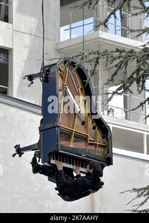 ©PHOTOPQR/Ouest FRANCE/jérôme fouquet ; NANTES ; 26/07/2020 ; Loire Atlantique. Concert et performance du pianiste suisse Alain Roche, au coeur d'un canal en construction dans le quartier Malakoff à Nantes. l'artiste a joué du piano à queue suspend du à la verticale à une grue. - Nantes, France, juillet 26th 2020 - concert et représentation du pianiste suisse Alain Roche, au coeur d'un chantier de construction dans le quartier de Malakoff à Nantes. l'artiste joue un piano à queue suspendu verticalement à une grue. Banque D'Images