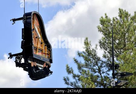 ©PHOTOPQR/Ouest FRANCE/jérôme fouquet ; NANTES ; 26/07/2020 ; Loire Atlantique. Concert et performance du pianiste suisse Alain Roche, au coeur d'un canal en construction dans le quartier Malakoff à Nantes. l'artiste a joué du piano à queue suspend du à la verticale à une grue. - Nantes, France, juillet 26th 2020 - concert et représentation du pianiste suisse Alain Roche, au coeur d'un chantier de construction dans le quartier de Malakoff à Nantes. l'artiste joue un piano à queue suspendu verticalement à une grue. Banque D'Images