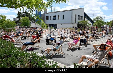 ©PHOTOPQR/Ouest FRANCE/jérôme fouquet ; NANTES ; 26/07/2020 ; Loire Atlantique. Concert et performance du pianiste suisse Alain Roche, au coeur d'un canal en construction dans le quartier Malakoff à Nantes. l'artiste a joué du piano à queue suspend du à la verticale à une grue. - Nantes, France, juillet 26th 2020 - concert et représentation du pianiste suisse Alain Roche, au coeur d'un chantier de construction dans le quartier de Malakoff à Nantes. l'artiste joue un piano à queue suspendu verticalement à une grue. Banque D'Images