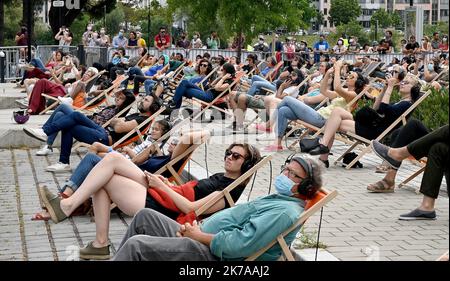 ©PHOTOPQR/Ouest FRANCE/jérôme fouquet ; NANTES ; 26/07/2020 ; Loire Atlantique. Concert et performance du pianiste suisse Alain Roche, au coeur d'un canal en construction dans le quartier Malakoff à Nantes. l'artiste a joué du piano à queue suspend du à la verticale à une grue. - Nantes, France, juillet 26th 2020 - concert et représentation du pianiste suisse Alain Roche, au coeur d'un chantier de construction dans le quartier de Malakoff à Nantes. l'artiste joue un piano à queue suspendu verticalement à une grue. Banque D'Images