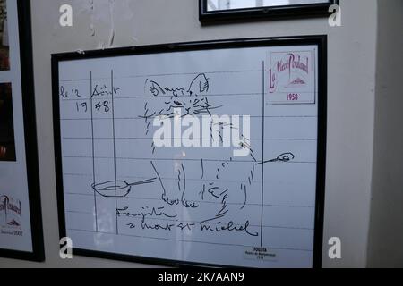 ©PHOTOPQR/LE PARISIEN/Guillaume Georges ; Mont-Saint-Michel ; 20/07/2020 ; le Mont-Saint-Michel (Manche), lundi 20 juillet 2020. Economie. Série d'été sur les restaurants mythiques. Photo: Restaurant 'la mère Poulard', célèbre pour son omelette. Photo: le restaurant affiche sur ses murs les produits mangeur. - Mont Saint Michel, France, juillet 20th 2020 - caractéristiques d'un des restaurants les plus célèbres de France : le simple Poudlard situé sur le Mont Saint Michel Banque D'Images