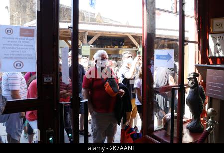 ©PHOTOPQR/LE PARISIEN/Guillaume Georges ; Mont-Saint-Michel ; 20/07/2020 ; le Mont-Saint-Michel (Manche), lundi 20 juillet 2020. Economie. Série d'été sur les restaurants mythiques. Photo: Restaurant 'la mère Poulard', célèbre pour son omelette - Mont Saint Michel, France, juillet 20th 2020 - caractéristiques d'un des restaurants les plus célèbres de France : le Mere Poudlard situé sur le Mont Saint Michel Banque D'Images