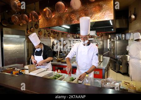 ©PHOTOPQR/LE PARISIEN/Guillaume Georges ; Mont-Saint-Michel ; 20/07/2020 ; le Mont-Saint-Michel (Manche), lundi 20 juillet 2020. Economie. Série d'été sur les restaurants mythiques. Photo: Restaurant 'la mère Poulard', célèbre pour son omelette - Mont Saint Michel, France, juillet 20th 2020 - caractéristiques d'un des restaurants les plus célèbres de France : le Mere Poudlard situé sur le Mont Saint Michel Banque D'Images