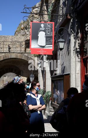 ©PHOTOPQR/LE PARISIEN/Guillaume Georges ; Mont-Saint-Michel ; 20/07/2020 ; le Mont-Saint-Michel (Manche), lundi 20 juillet 2020. Economie. Série d'été sur les restaurants mythiques. Photo: Restaurant 'la mère Poulard', célèbre pour son omelette - Mont Saint Michel, France, juillet 20th 2020 - caractéristiques d'un des restaurants les plus célèbres de France : le Mere Poudlard situé sur le Mont Saint Michel Banque D'Images