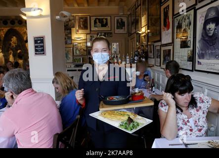 ©PHOTOPQR/LE PARISIEN/Guillaume Georges ; Mont-Saint-Michel ; 20/07/2020 ; le Mont-Saint-Michel (Manche), lundi 20 juillet 2020. Economie. Série d'été sur les restaurants mythiques. Photo: Restaurant 'la mère Poulard', célèbre pour son omelette - Mont Saint Michel, France, juillet 20th 2020 - caractéristiques d'un des restaurants les plus célèbres de France : le Mere Poudlard situé sur le Mont Saint Michel Banque D'Images